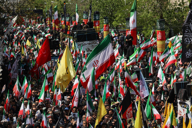 Warga Iran menghadiri upacara peringatan 40 hari sejak almarhum Pemimpin Tertinggi Iran, Ayatollah Ali Khamenei, tewas dalam serangan Israel dan AS, di Teheran, Iran, Kamis (9/4/2026). Foto: Majid Asgaripour/WANA via REUTERS 