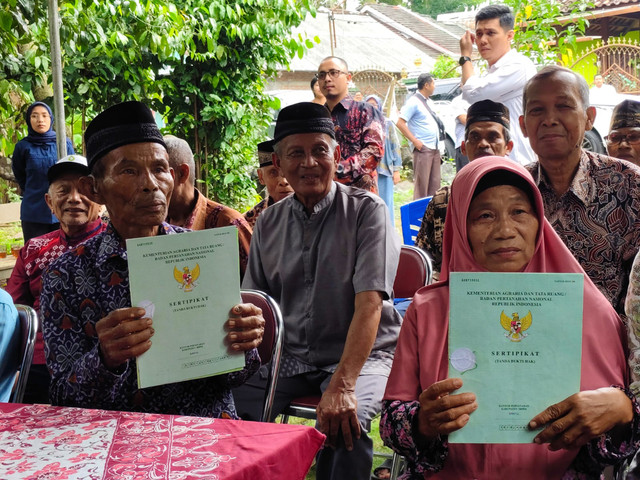 Tupon Hadi Suwarno atau Mbah Tupon (69) dan istrinya Amdiyahwati (63) yang jadi korban mafia tanah di Bantul menerima kembali sertifikat tanah miliknya, Kamis (9/4/2026). Foto: Arfiansyah Panji Purnandaru/kumparan