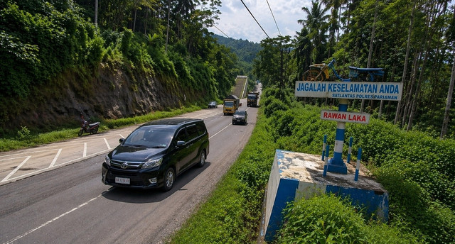 Ruas jalan Purbalingga - Pemalang masih  sempit dan rawan kecelakaan foto : Ry)