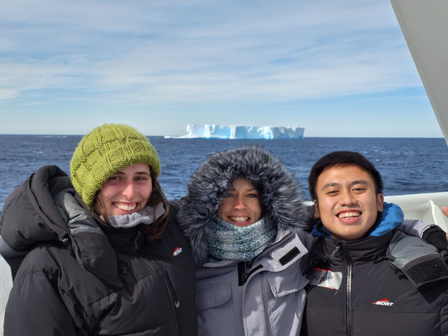 Ezra Timothy Nugroho (paling kanan) saat melakukan ekspedisi internasional di Antarktika. Foto: Dok. Ezra