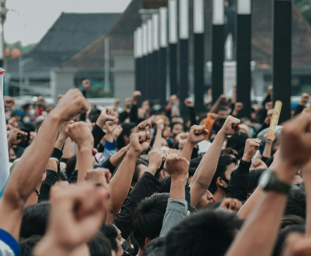 Ilustrasi Masyarakat Menyuarakan Aspirasi. Foto: Ilmi Amali Q.A. / Unsplash