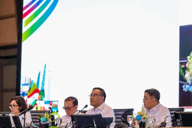 Direktur Utama PT Pertamina (Persero), Simon Aloysius Mantiri (kedua dari kanan) pada Rencana Kerja dan Anggaran Perusahaan (RKAP) 2026 di Grha Pertamina, Jakarta pada Selasa (7/4). Foto: Dok. Pertamina