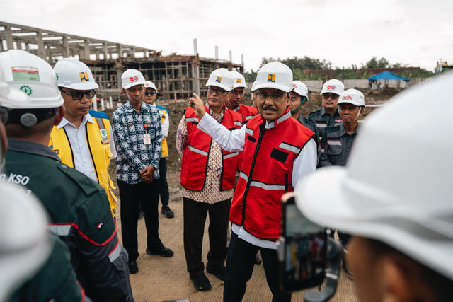 Menteri Sosial Saifullah Yusuf (Gus Ipul) saat meninjau langsung proses pembangunan Sekolah Rakyat permanen tersebut di Desa Rowosari, Kecamatan Tembalang, Kota Semarang, Kamis (9/4/2026). Foto: Kemensos RI