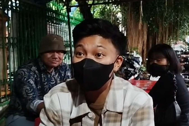 Yupi Rerey alias Rey, pengantin laki-laki yang ternyata perempuan saat diwawancara di Malang, Kamis (9/4/2026). Foto: kumparan