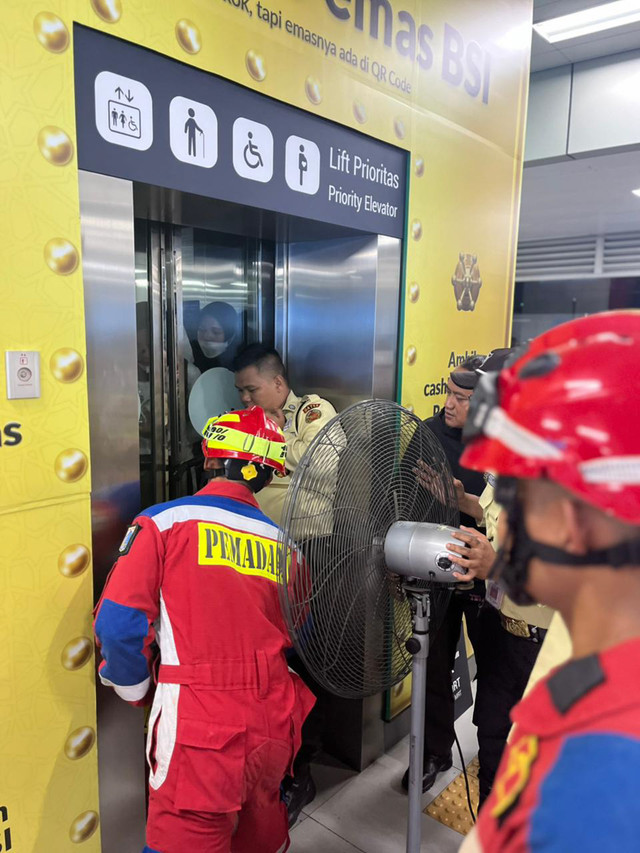 Damkar evakuasi 10 penumpang di Stasiun MRT Lebak Bulus. Foto: Dok. Damkar