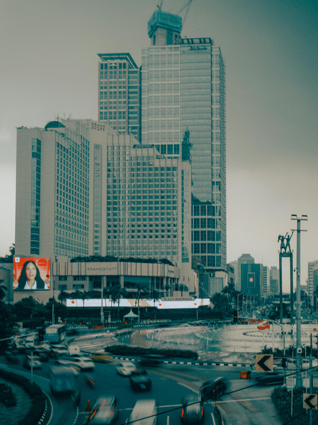 Ilustrasi: Kota berkembang namun gagal maju. Sindrom “remaja jompo” mencerminkan arah pembangunan Indonesia: belanja negara belum mendorong industri, memicu deindustrialisasi, dan berisiko menjerat kita dalam middle income trap, terjebak sebatas negara berkembang dan gagal naik kelas menjadi negara maju - Foto oleh David Tumpal, sumber: pexels.com