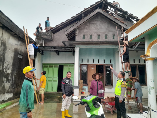 Rumah di Kabupaten Kudus, Jawa Tengah terdampak angin kencang, Kamis (9/4) sore.  Foto: dok. BPBD Kudus