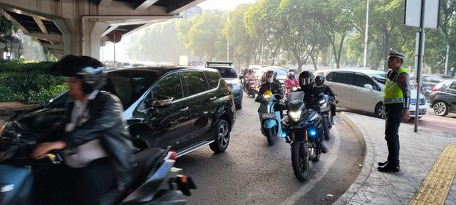 Situasi ruas TB Simatupang padat, pada hari pertama pemberlakuan WFH ASN di lingkungan Pemprov DKI Jakarta, Jumat (10/4). Foto: X/ @TMCPoldaMetro