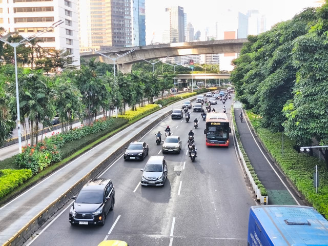 Kondisi lalu lintas di Jalan Jenderal Sudirman, Jakarta Pusat, Jumat (10/4/2026). Foto: Jeni Ritanti/kumparan