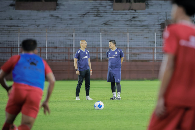 Pelatih Timnas Indonesia U-17 Kurniawan Dwi Yulianto (kedua kiri) berbincang dengan asisten pelatih Dwi Prio Utomo (kedua kanan) saat sesi latihan di Stadion Gelora 10 November, Surabaya, Jawa Timur, Kamis (9/4/2026).  Foto: Rizal Hanafi/ANTARA FOTO