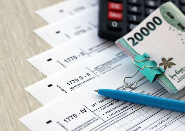 foto dari shutterstock : https://www.shutterstock.com/image-photo/annual-individual-income-tax-return-forms-2424663317?trackingId=c8aaf955-ea1b-481d-9692-6c0d0c28ad1c&listId=searchResults
