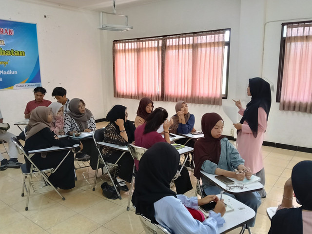 Profil Lulusan Prodi Adminkes UMMAD, Dari Administrasi Kesehatan Hingga Peneliti