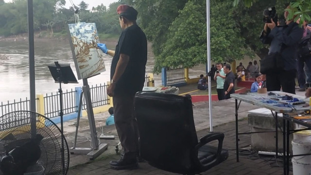 Presiden ke-6 Susilo Bambang Yudhoyono (SBY) bersama mahasiswa ISI Surakarta melukis Sungai Bengawan Solo tepatnya di Pintu Air Demangan Baru, Kelurahan Sewu, Jebres, Solo, Kamis (9/4/2026). Foto: Dok. kumparan