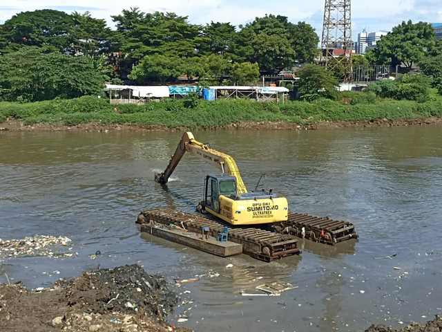 Pengerukan Sungai Kanal Banjir Barat, Kebon Melati, Tanah Abang, Jakarta Pusat, Jumat (10/4/2026). Foto: Nauval Pratama/kumparan