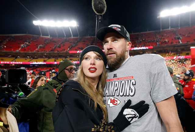 Travis Kelce merayakan kemenangan bersama Taylor Swift usai Kansas City Chiefs mengalahkan Buffalo Bills 32-29 pada laga AFC Championship di GEHA Field at Arrowhead Stadium, Kansas City, Minggu (26/1/2025). Foto: DAVID EULITT/AFP