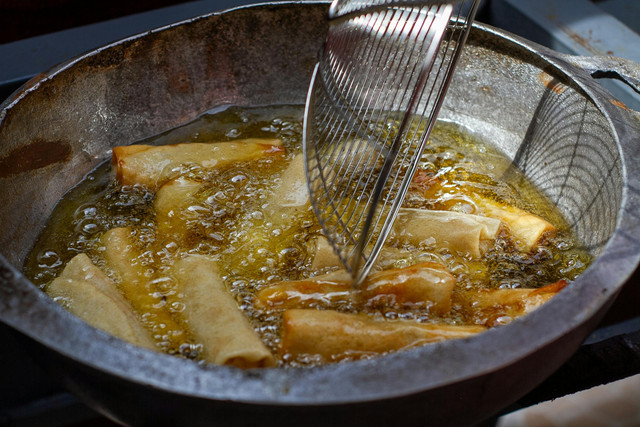 Minyak Jelantah, (Gambar: https://www.pexels.com/photo/spring-rolls-frying-in-hot-oil-close-up-29037271/)