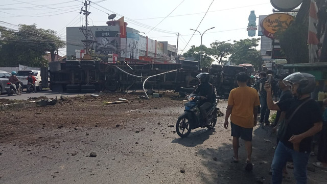 Kecelakaan beruntun sebuah truk tabrak mobil dan motor di Turunan Silayur, Ngaliyan, Kota Semarang, Jumat (10/4). Dok istimewa