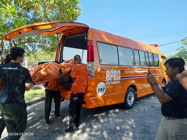 Petugas evakuasi Dua pemuda di Bali tewas akibat dianiaya dan dibakar orang tak dikenal di Jalan Raya Pelabuhan Benoa, Kota Denpasar, Bali, pada Jumat (10/4), sekitar pukul 03.30 WITA. Foto: Dok. Polresta Denpasar