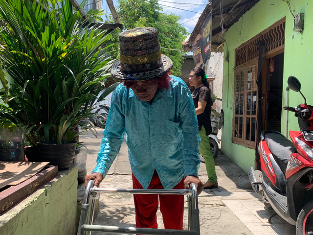 Pesulap Pak Tarno ditemui di kediamannya di Warakas, Jakarta Utara, Jumat (10/4). Foto: Vincentius Mario/kumparan