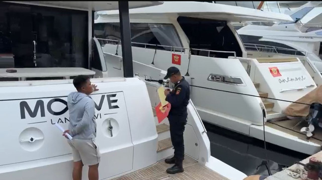 Kapal yacht berbendera negara asing disegel petugas Bea Cukai. Foto: Dok. Bea Cukai Jakarta
