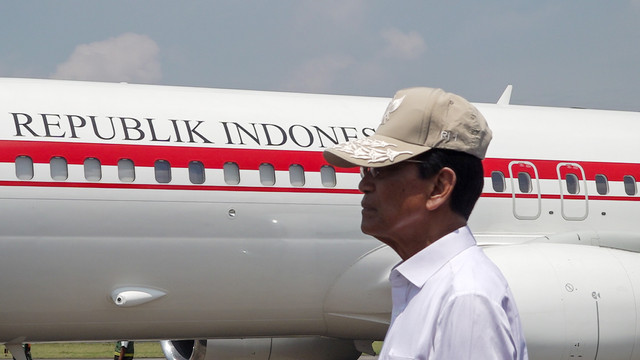 Momen Sri Sultan menyambut Presiden Prabowo di Lanud Adi Sutjipto, Magelang pada Kamis (9/4). Ia diberikan topi berlogo 'RI 1' oleh Prabowo melalui ajudan. Foto: dok: Humas Pemprov DKI