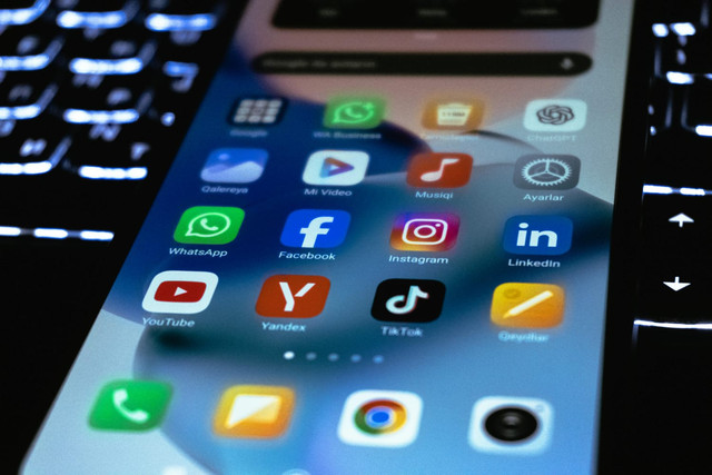 "Ilustrasi algoritma media sosial yang menciptakan filter bubble bagi pengguna. (Foto: Pexels/Zulfugar Karimov)".