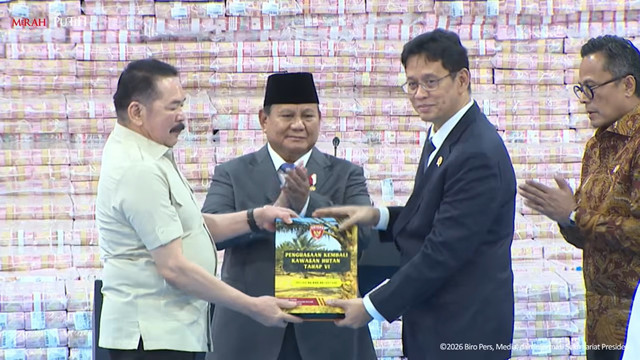 Presiden Prabowo Subianto pimpin acara Penyerahan Denda Administratif dan Penyelamatan Keuangan Negara di Kejaksaan Agung, Jakarta, (10/4/2026). Foto: YouTube/ Sekretariat Presiden