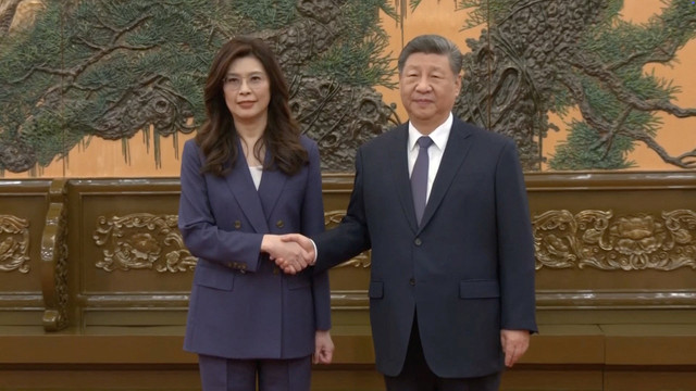 Cheng Li-wun, ketua Kuomintang (KMT), partai oposisi terbesar Taiwan, berjabat tangan dengan Presiden Tiongkok Xi Jinping di Balai Besar Rakyat di Beijing, China, Jumat (10/4/2026). Foto: CTI/via REUTERS