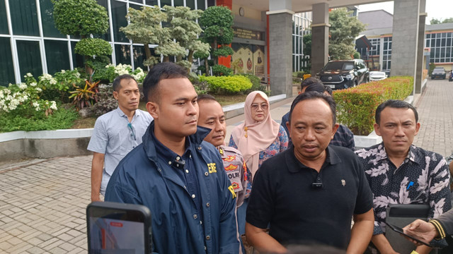 Kepala BKPSDM Gresik Agung Endro Dwi Setyo Utomo (kanan) dan Kanit Tipidter Satreskrim Polres Gresik, Ipda Komang Haditya Prabu saat di Mapolres Gresik, Jumat (10/4/2026). Foto: Farusma Okta Verdian/kumparan