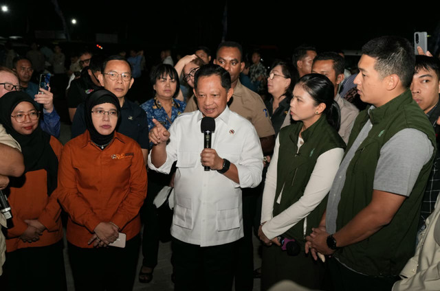 Mendagri Tito Karnavian meninjau program perumahan rakyat di Kota Tomohon, Sulawesi Utara (Sulut), Kamis (9/4/2026) malam. Foto: Kemendagri RI