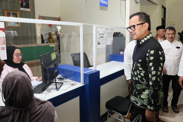 Wamendagri Bima Arya saat meninjau pelaksanaan WFH di Kantor Wali Kota Bekasi, Jawa Barat, Jumat (10/4/2026). Foto: Kemendagri RI