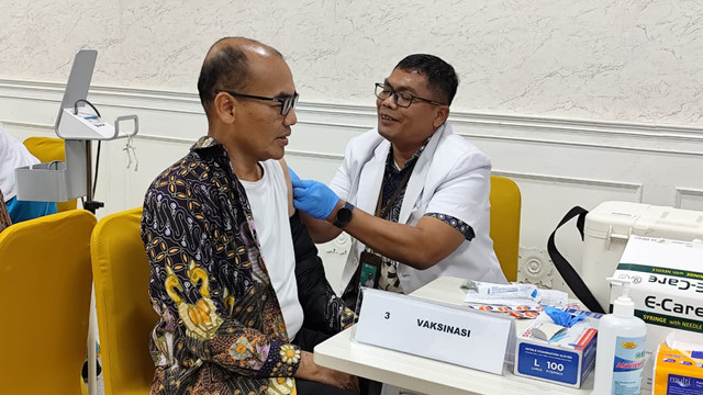 Rumah Sakit Umum Pusat (RSUP) H Adam Malik Lakukan Vaksinasi Booster Campak terhadap nakesnya, Jumat (10/4/2026). Foto: Amar Marpaung/kumparan