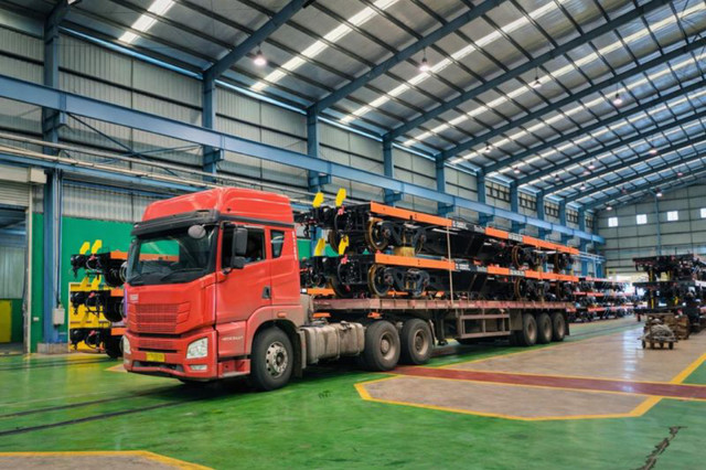 PT INKA (Persero) melakukan pengiriman 60 unit gerbong datar pesanan PT KAI (Persero) ke Palembang yang merupakan TS ke-14 dari kontrak pengadaan 1.125 unit gerbong datar dan semuanya diproduksi di pabrik INKA Banyuwangi. Foto: HO-Humas INKA/ANTARA