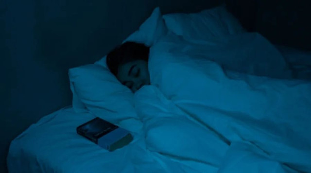 gambar tidur malam (sumber: https://www.um-surabaya.ac.id/article/mengapa-saat-tidur-lampu-lebih-baik-mati-ini-penjelasan-dosen-fk-um-surabaya#:~:text=Tidur%20dalam%20keadaan%20gelap%20dapat%20memberikan%20banyak,mempengaruhi%20sistem%20sirkadian%20seperti%20halnya%20cahaya%20putih/biru)
