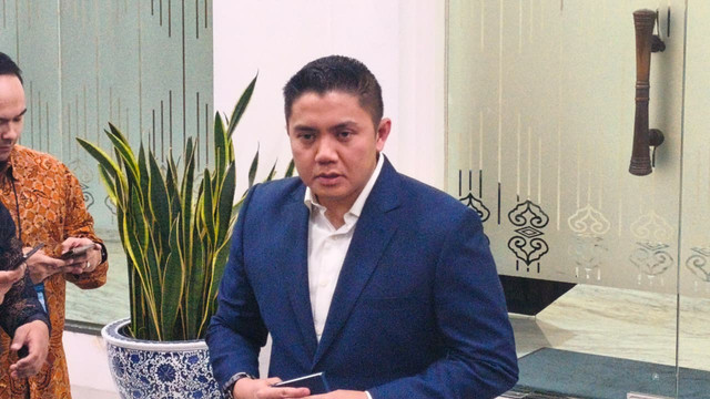 Seskab Teddy Indra Wijaya di Kompleks Istana Kepresidenan, Jakarta Pusat, Jumat (10/4/2026). Foto: Zamachsyari/kumparan