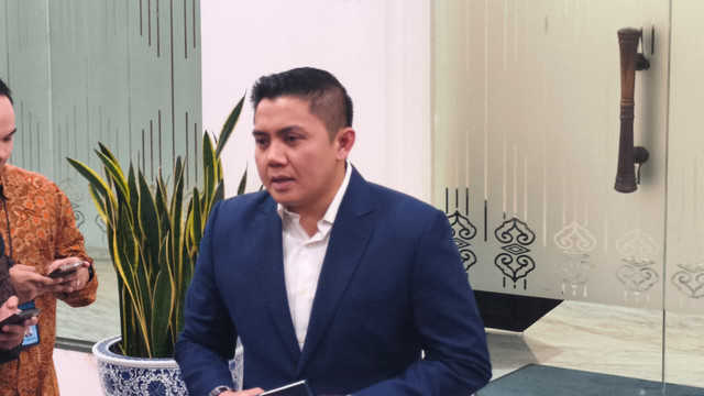 Seskab Teddy Indra Wijaya di Kompleks Istana Kepresidenan, Jakarta Pusat, Jumat (10/4/2026). Foto: Zamachsyari/kumparan