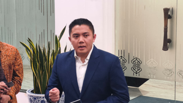 Seskab Teddy Indra Wijaya di Kompleks Istana Kepresidenan, Jakarta Pusat, Jumat (10/4/2026). Foto: Zamachsyari/kumparan