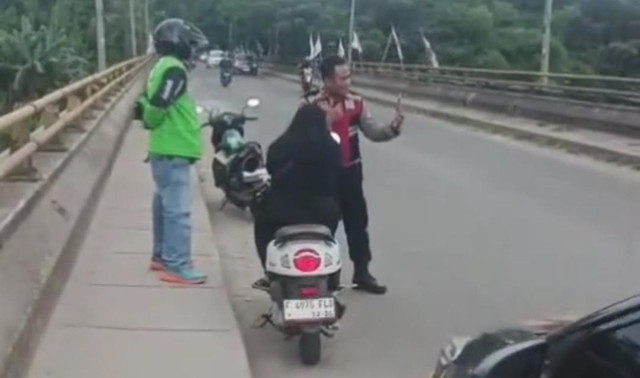 Momen polisi menggagalkan wanita yang mencoba bunuh diri di Cisauk, Kabupaten Tangerang. Foto: Dok. Istimewa