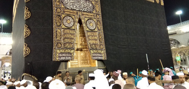 Ribuan jemaah Umat islam yang sedang menjalankan ibadah thawaf /mengelilingi Ka'bah (foto: Ry)