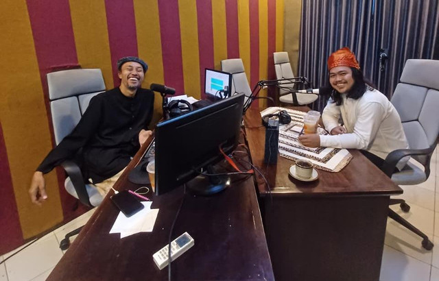 Usai ngobrol bareng Ade Damar (Pemilik Kedai Kopi Kawan) di studio. (sumber: dok.pribadi)