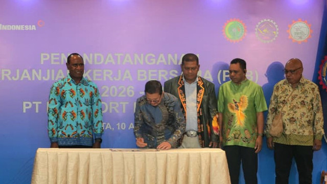 Presiden Direktur PTFI, Tony Wenas menandatangani Perjanjian Kerja Bersama ke-24 Periode 2026-2028, di Jakarta, Jumat (10/4). Foto: Dok. Istimewa