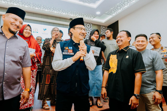 Menteri Sosial Saifullah Yusuf atau Gus Ipul menyalurkan santunan dan bantuan tahap II bagi korban bencana alam di Kabupaten Aceh Tamiang, Provinsi Aceh pada Jumat (10/4/2026). Foto: Biro Humas Kemensos/Adhytia Lesmana
