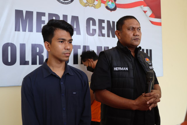 Kasi Humas Polresta Mamuju Iptu Herman Basir (kanan). Foto: Dok. Istimewa