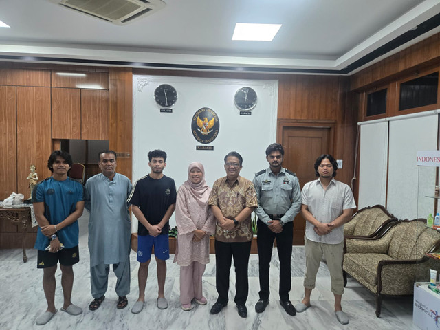 KJRI Karachi telah menemui 3 orang Anak Buah Kapal (ABK) berkewarganegaraan Indonesia yang selamat dari serangan rudal yang menimpa sebuah kapal dagang MV Gold Autumn pada Selasa (7/4/2026). Foto: DOK. KJRI Karachi