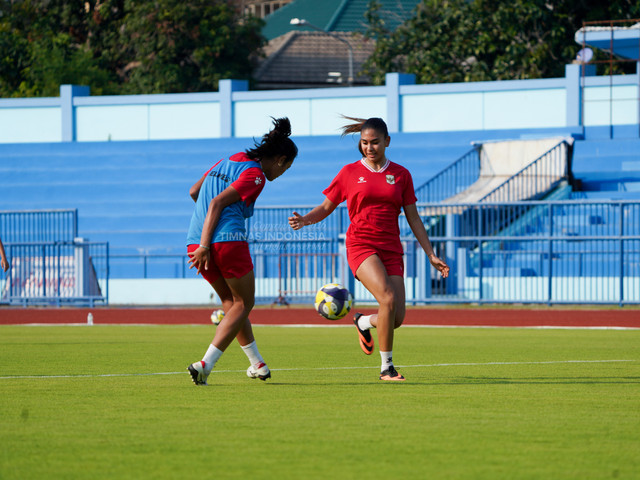 Latihan perdana Timnas Wanita Indonesia di Thailand pada Jumat (10/4) jelang FIFA Women's Series 2026. Foto: Dok. PSSI