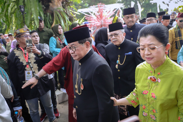 Gubernur DKI Pramono Anung bersama istri dalam perhelatan Lebaran Betawi 2026 pada Sabtu (11/4/2026). Foto: Jamal Ramadhan/kumparan
