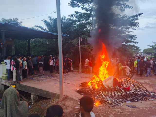 Warga Panipahan, Kecamatan Pasir Limau Kapas, Kabupaten Rokan Hilir, Riau, mendatangi rumah yang diduga milik bandar narkoba. Foto: Dok. Isitimewa