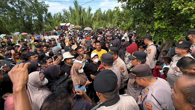 Warga Panipahan, Kecamatan Pasir Limau Kapas, Kabupaten Rokan Hilir, Riau, mendatangi rumah yang diduga milik bandar narkoba. Foto: Dok. Isitimewa