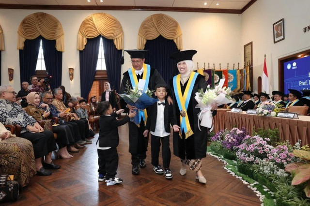 Edi Winarko dan Tutik Dwi Wahyuningsih, sepasang suami istri yang juga dosen di FMIPA UGM, dikukuhkan bersama menjadi Guru Besar UGM. Foto: Dok. UGM