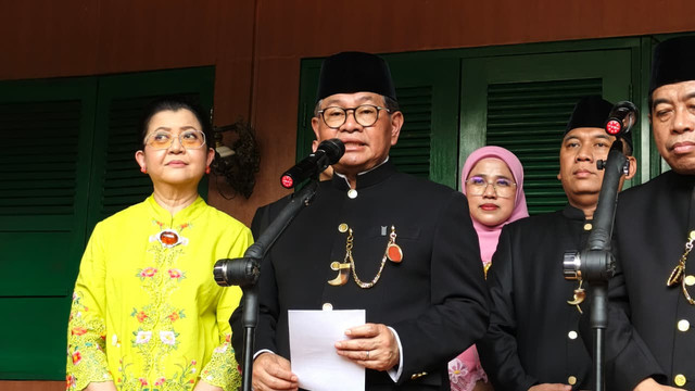 Gubernur Pramono Anung usai Lebaran Betawi hari kedua di Lapangan Banteng, Jakarta, Sabtu (11/4/2026). Foto: Kevin Daniel/kumparan
